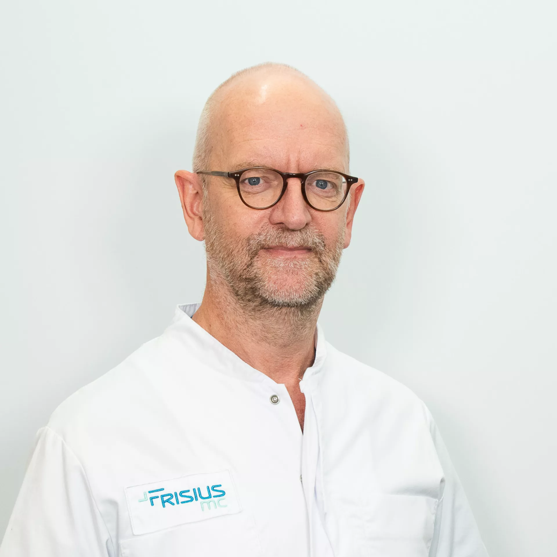 Zorgverlener van Frisius MC kijkt in de camera.