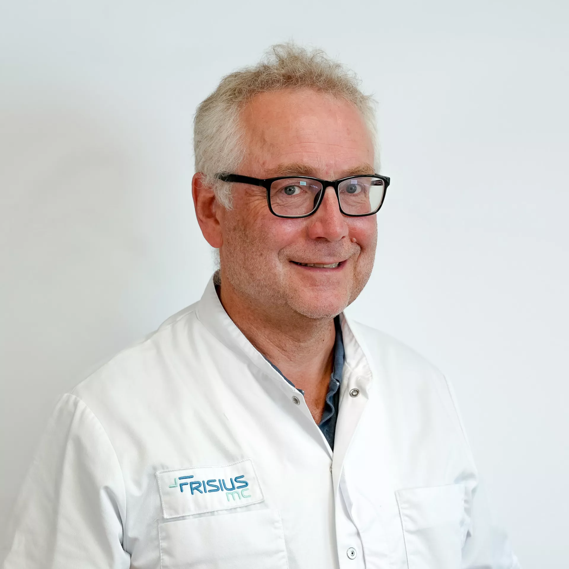 Zorgverlener van Frisius MC kijkt naar de camera.