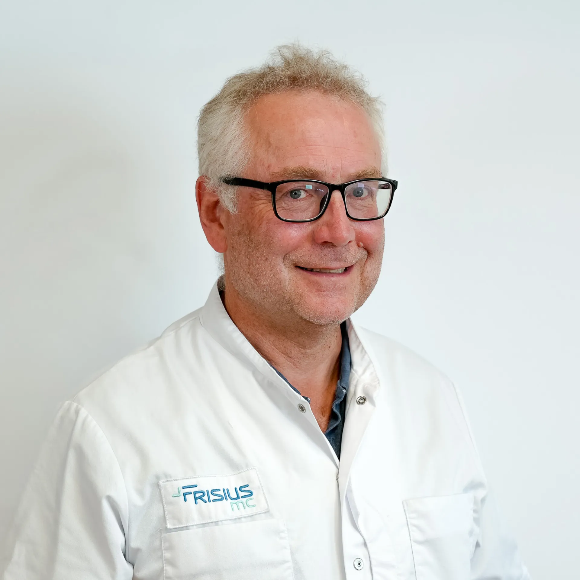 Zorgverlener van Frisius MC kijkt naar de camera.