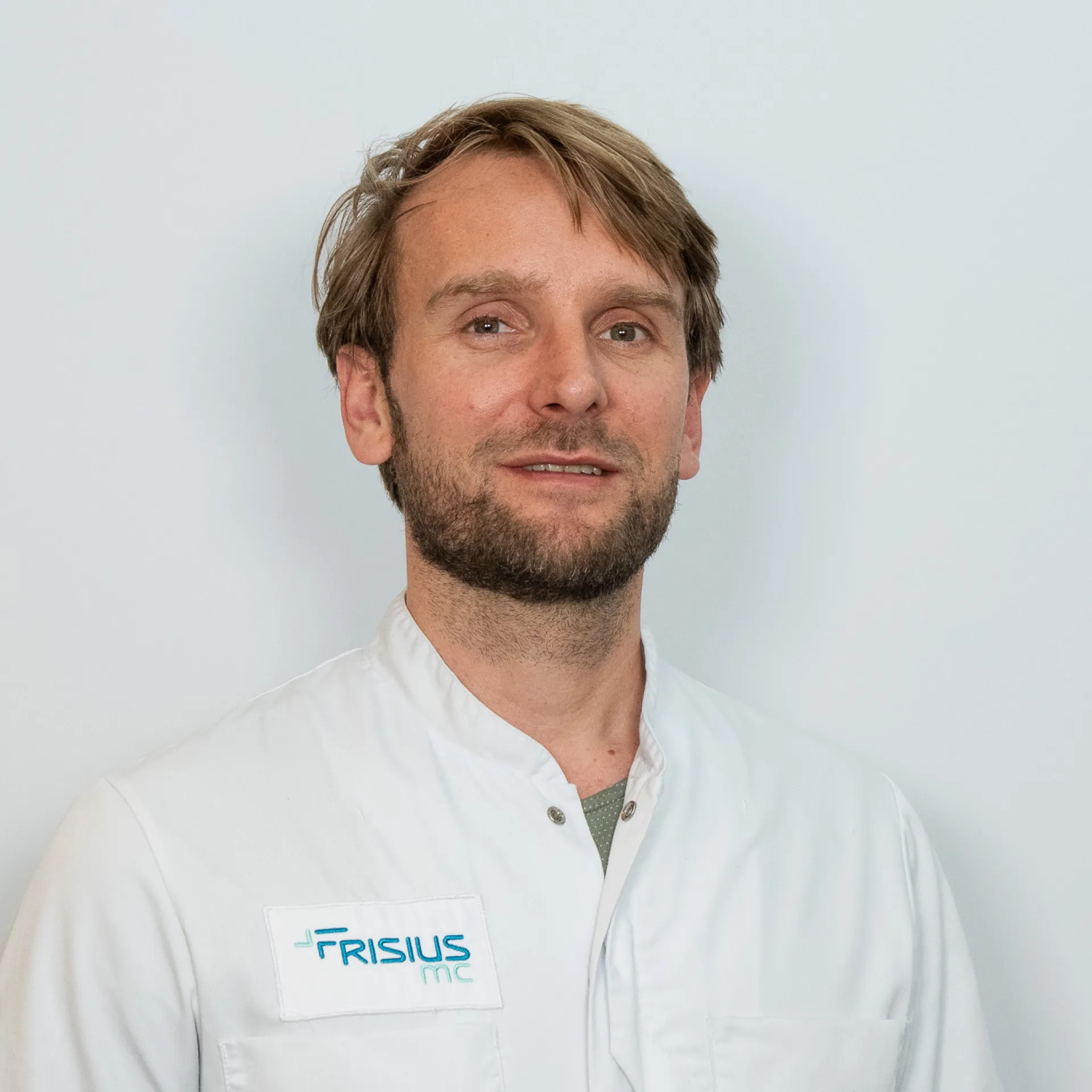 Zorgverlener van Frisius MC kijkt in de camera.
