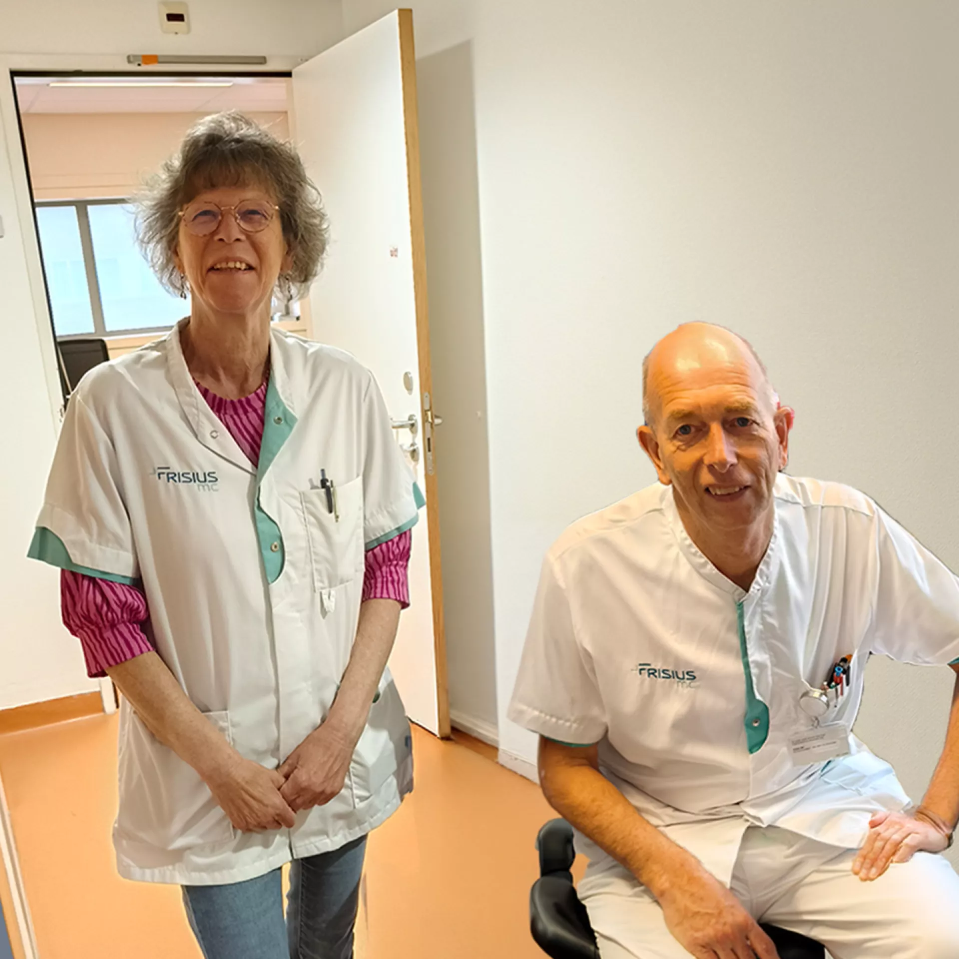 Twee medische professionals in een kliniek.