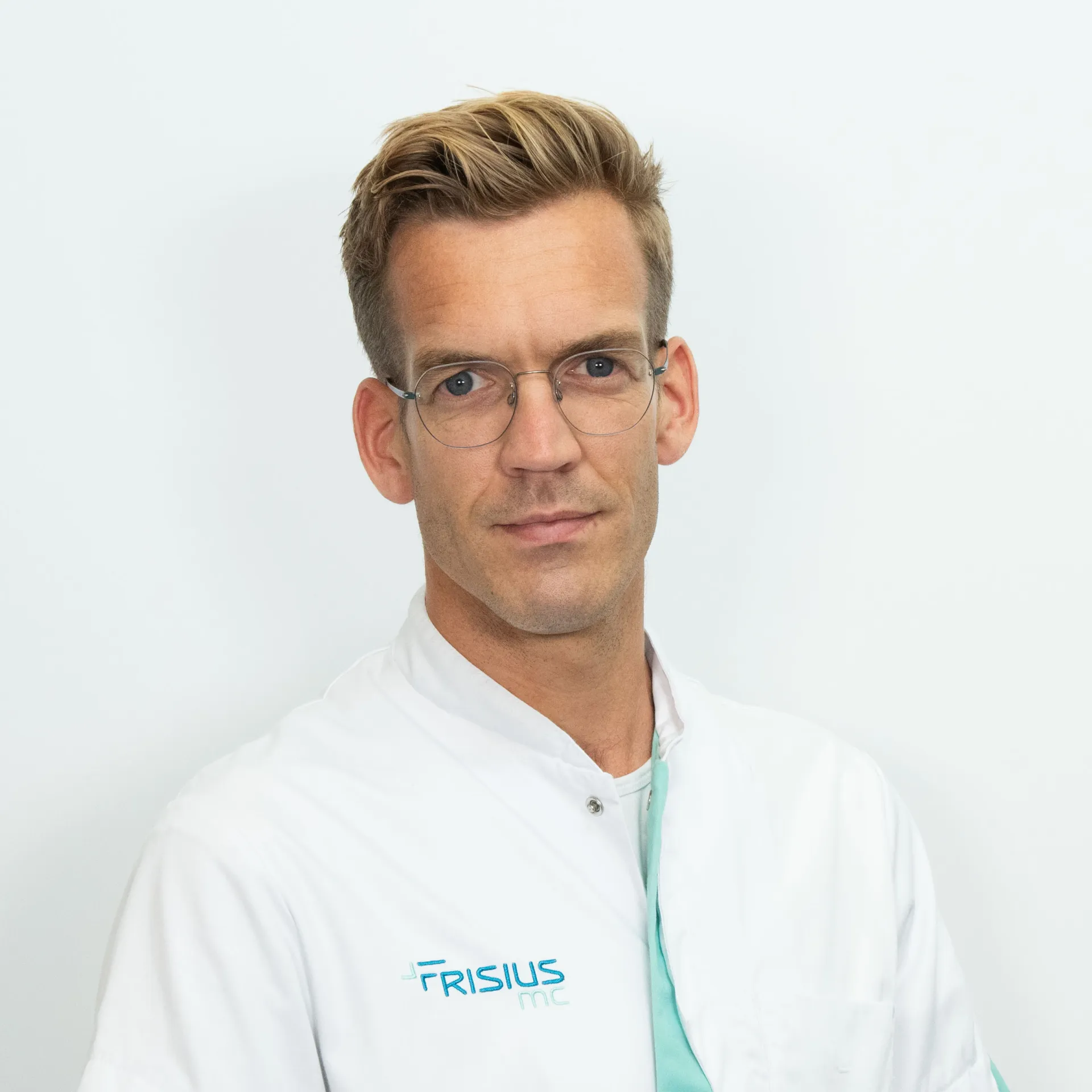 Zorgverlener van Frisius MC kijkt in de camera.