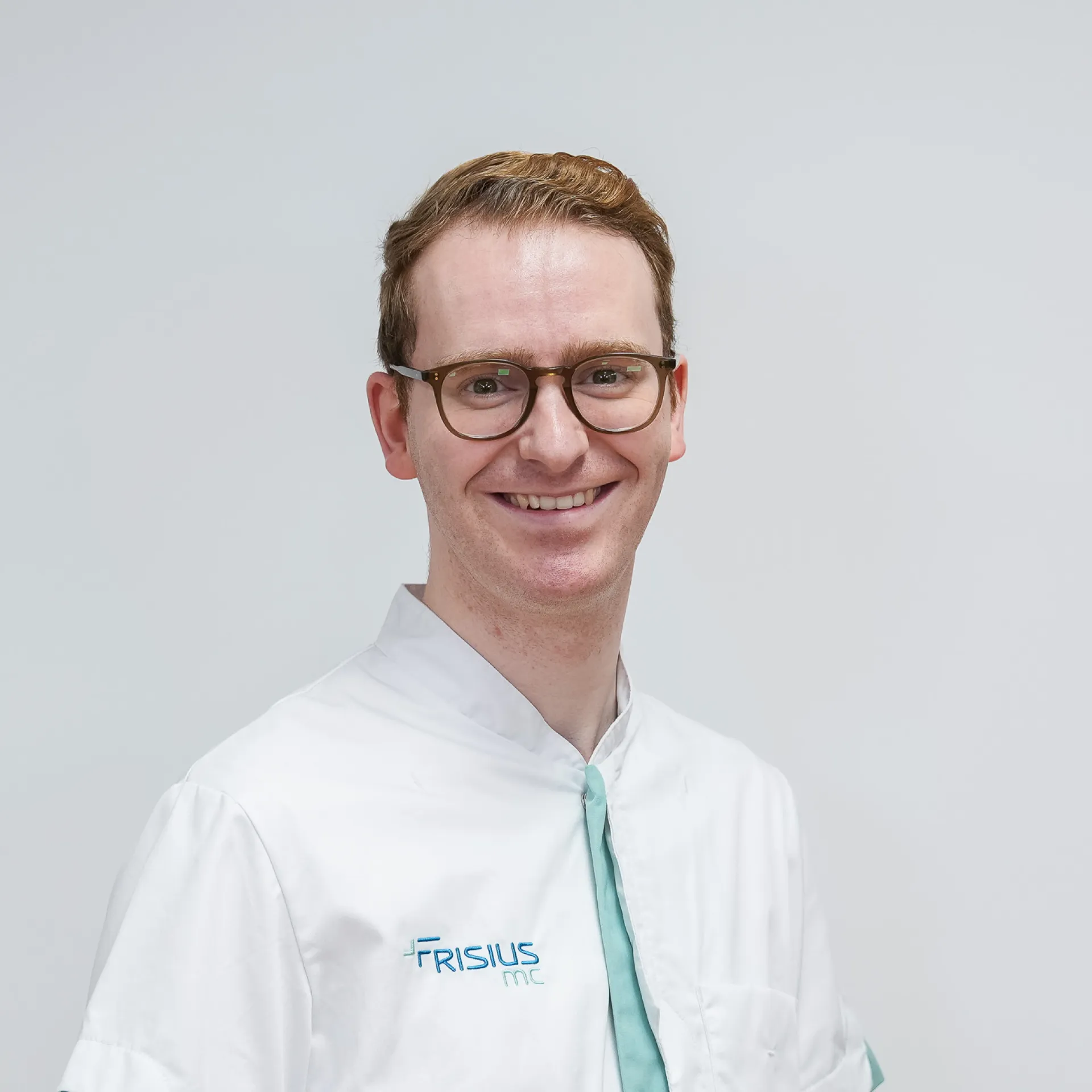 Zorgverlener van Frisius MC kijkt naar de camera.